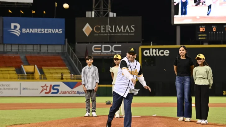 Leonardo Aguilera lanza la primera bola en partido inaugural en el Estadio Cibao Leonardo Aguilera lanza la primera bola en partido inaugural en el Estadio Cibao