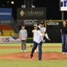 Leonardo Aguilera lanza la primera bola en partido inaugural en el Estadio Cibao