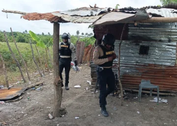 Incautan siete paquetes de presunta cocaína y arrestan a dos hombres en Azua Incautan siete paquetes de presunta cocaína y arrestan a dos hombres en Azua