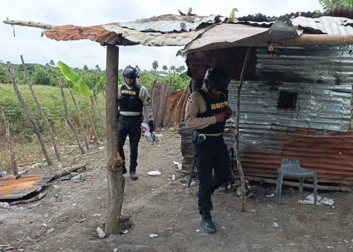 Incautan siete paquetes de presunta cocaína y arrestan a dos hombres en Azua