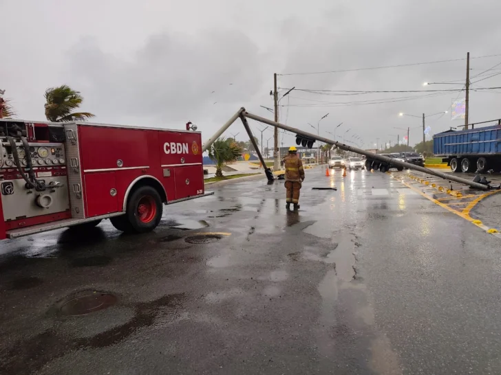 Alcaldía del DN, Intrant y Bomberos del DN se encuentran retirando semáforo caído en el Malecón