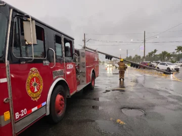 Alcaldía del DN, Intrant y Bomberos del DN se encuentran retirando semáforo caído en el Malecón Alcaldía del DN, Intrant y Bomberos del DN se encuentran retirando semáforo caído en el Malecón