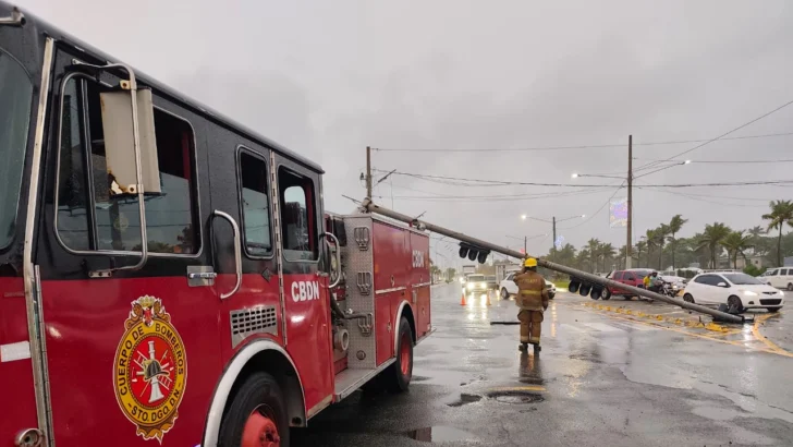 Alcaldía del DN, Intrant y Bomberos del DN se encuentran retirando semáforo caído en el Malecón Alcaldía del DN, Intrant y Bomberos del DN se encuentran retirando semáforo caído en el Malecón