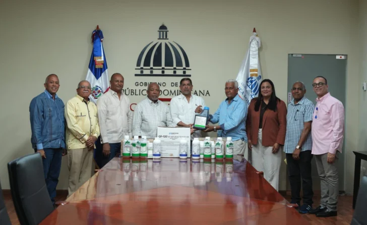 Agricultura entrega productos fitosanitarios a clústeres de mango y aguacate