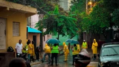 Alcaldía del DN refuerza labores para mitigar efectos de lluvias producto de la tormenta Melissa
