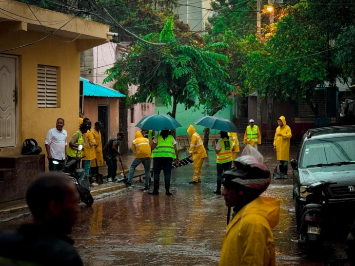 Alcaldía del DN refuerza labores para mitigar efectos de lluvias producto de la tormenta Melissa