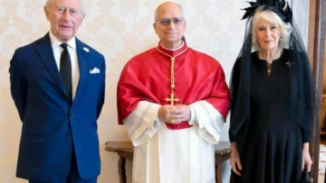 El Papa y el rey Carlos III rezan juntos: un momento histórico