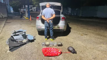 Interceptan un hombre en Barahona a bordo de un vehículo con 10 paquetes de presunta cocaína Interceptan un hombre en Barahona a bordo de un vehículo con 10 paquetes de presunta cocaína