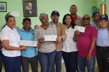 Gobierno continúa entrega de compensaciones a productores de Hato Nuevo Cortés, en Azua Gobierno continúa entrega de compensaciones a productores de Hato Nuevo Cortés, en Azua