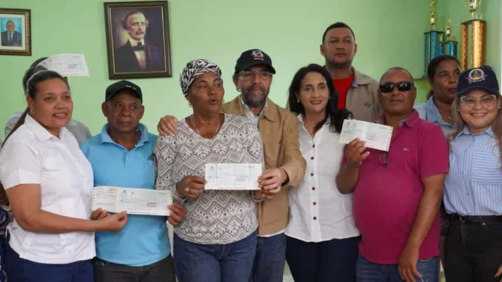 Gobierno continúa entrega de compensaciones a productores de Hato Nuevo Cortés, en Azua