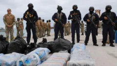 Ecuador incauta diez toneladas de cocaína y armas frente a las costas de Galápagos