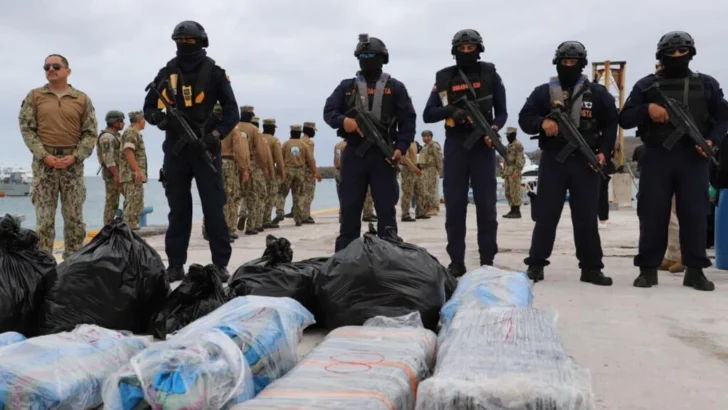 Ecuador incauta diez toneladas de cocaína y armas frente a las costas de Galápagos