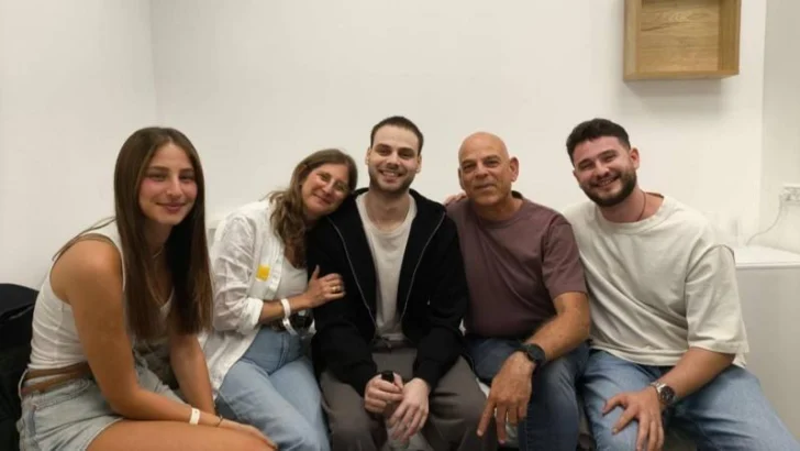Hamás entrega a los 20 rehenes que mantenía con vida mientras Israel libera a los primeros presos palestinos como parte del acuerdo de cese al fuego