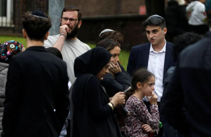 Un ataque durante la celebración del Yom Kipur deja 2 muertos y varios heridos en una sinagoga en Mánchester