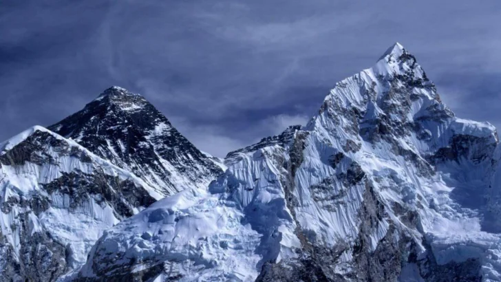 Los esfuerzos para rescatar a 1.000 personas que quedaron atrapadas en las laderas del monte Everest