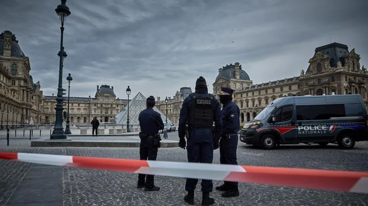 Un robo obliga a cerrar el museo del Louvre de París mientras la policía se lanza a la caza de los ladrones