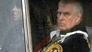 Nuevas revelaciones contra el príncipe Andrés aumentan la presión para que renuncie al título real, pero ¿cambia algo que no lo tenga?