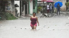 Melissa toca tierra en Jamaica como huracán de categoría 5 con vientos de 295 km/h y la amenaza de daños catastróficos