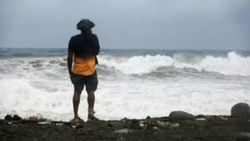 El huracán Melissa de categoría 5 amenaza Jamaica en su avance por el Caribe