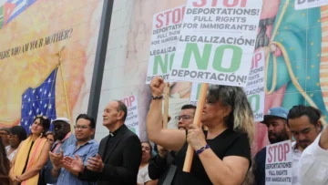 Redadas de ICE llegan a barrios mexicanos de Chicago en medio del repudio del arzobispo Redadas de ICE llegan a barrios mexicanos de Chicago en medio del repudio del arzobispo