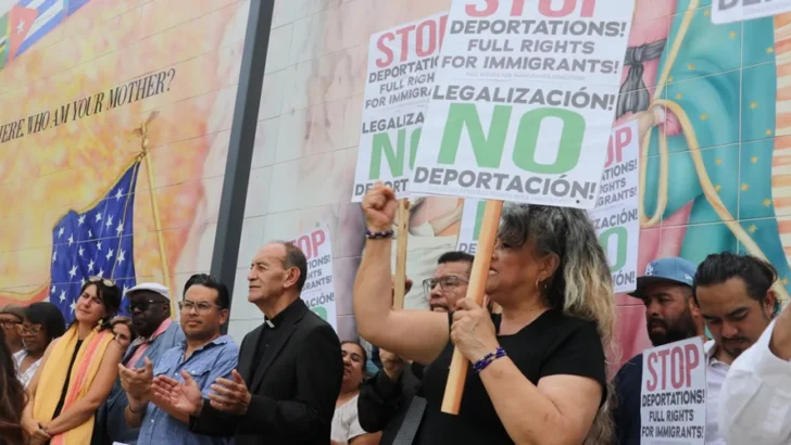 Redadas de ICE llegan a barrios mexicanos de Chicago en medio del repudio del arzobispo