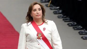 El Congreso de Perú destituye a Dina Boluarte como presidenta en medio de la crisis de violencia que azota el país El Congreso de Perú destituye a Dina Boluarte como presidenta en medio de la crisis de violencia que azota el país