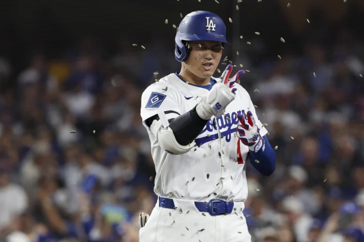  Shohei Ohtani conectó en el Dodger Stadium el jonrón más largo de 2025 en el primer desafío de una de las Series de Comodines de la Liga Nacional contra los Rojos de Cincinnati. EFE/EPA/ALLISON DINNER