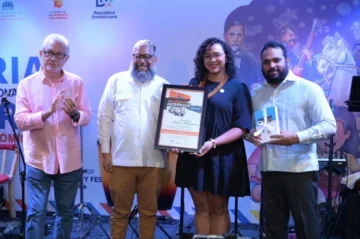 Génesis Ramos celebra mención de honor en el Premio Banreservas de Relatos con Merengue Génesis Ramos celebra mención de honor en el Premio Banreservas de Relatos con Merengue