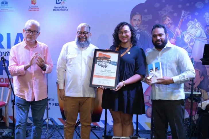 Génesis Ramos celebra mención de honor en el Premio Banreservas de Relatos con Merengue