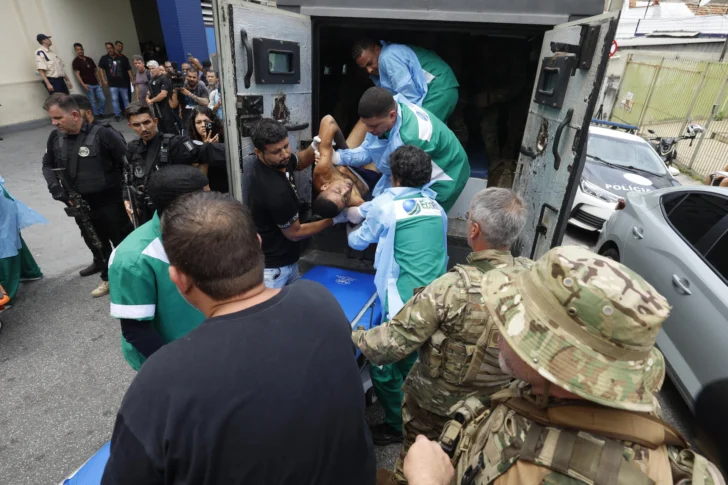  Integrantes de equipos médicos trasladan a una persona a un hospital durante un operativo policial este martes, en Río de Janeiro (Brasil). EFE/ Antonio Lacerda
