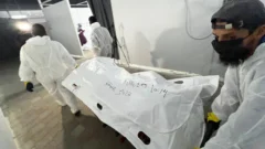 Las incógnitas sobre dónde están los cuerpos de los rehenes israelíes y la identidad de las decenas de cadáveres palestinos entregados por Israel