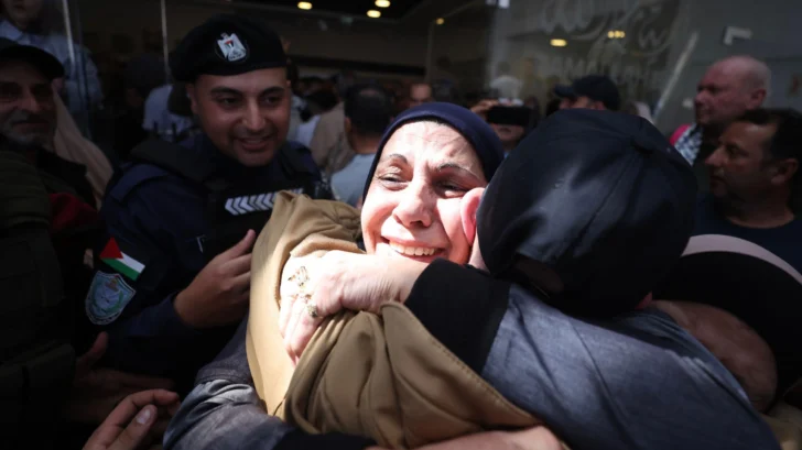 Palestinos celebran la liberación de cientos de presos y detenidos por Israel acordada en el pacto de alto el fuego con Hamás