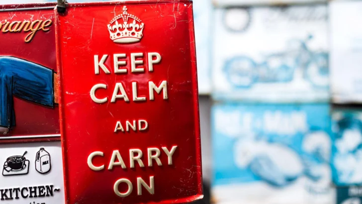 ’Keep Calm and Carry On': cómo un olvidado afiche británico de la Segunda Guerra Mundial se convirtió en un fenómeno en el siglo XXI
