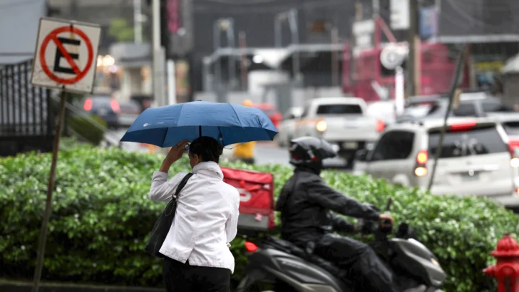 Cuatro provincias en alerta roja por los efectos del huracán Melissa; 48 comunidades continúan incomunicadas