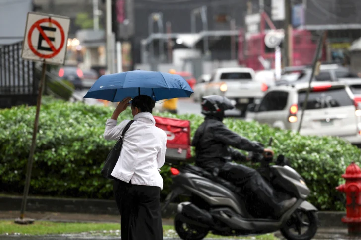 Cuatro provincias en alerta roja por los efectos del huracán Melissa; 48 comunidades continúan incomunicadas