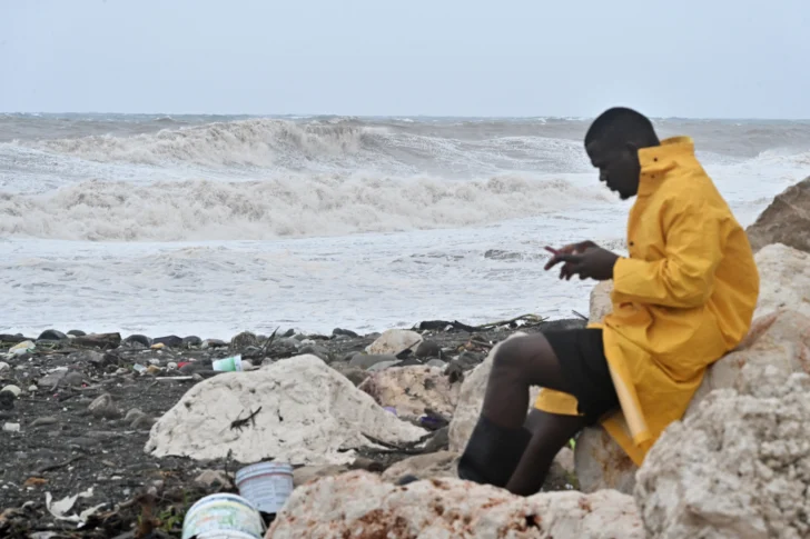 El huracán Melissa disminuye a categoría 4 a su paso por Jamaica