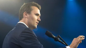 EE.UU. revoca las visas de 6 extranjeros por comentarios sobre la muerte del activista de derecha Charlie Kirk en redes sociales