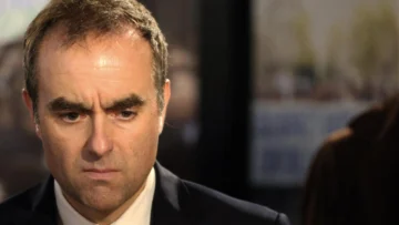 “Teatro del absurdo”: El caos político francés, burlado por la prensa internacional