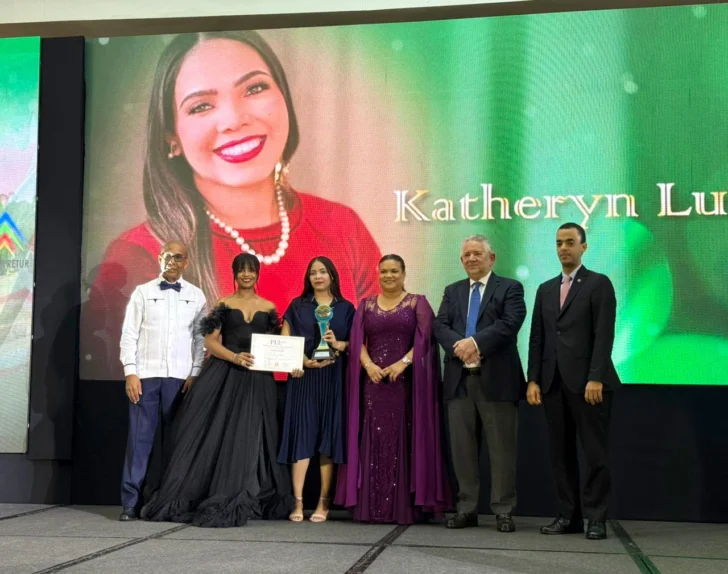 Katheryn Luna, Gran Premio PEL2025; Adompretur celebra excelencia del periodismo