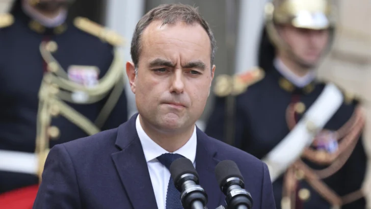 Francia: Dimite el primer ministro a horas de anunciar su nuevo gabinete