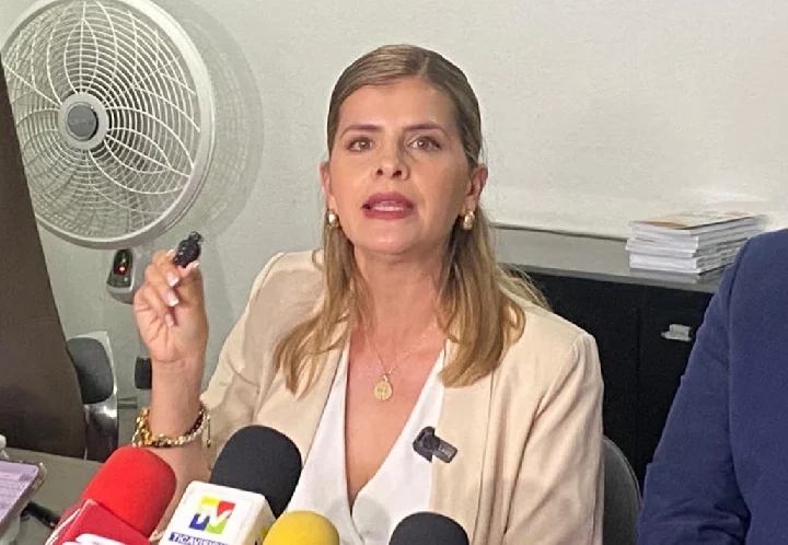 Candidata muestra 'micrófono de espionaje' oculto en su oficina de campaña