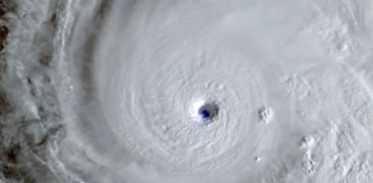 Filman relámpagos dentro del huracán que tiene a miles sin luz antes de tocar Jamaica