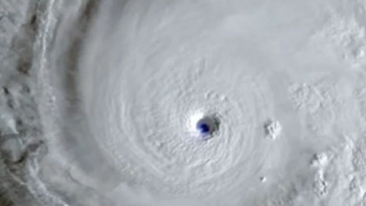 Filman relámpagos dentro del huracán que tiene a miles sin luz antes de tocar Jamaica