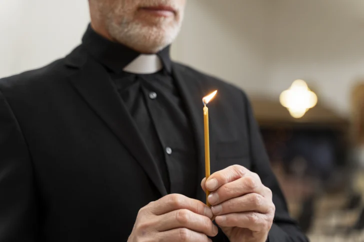 Imponen prisión domiciliaria a sacerdote acusado de abuso sexual