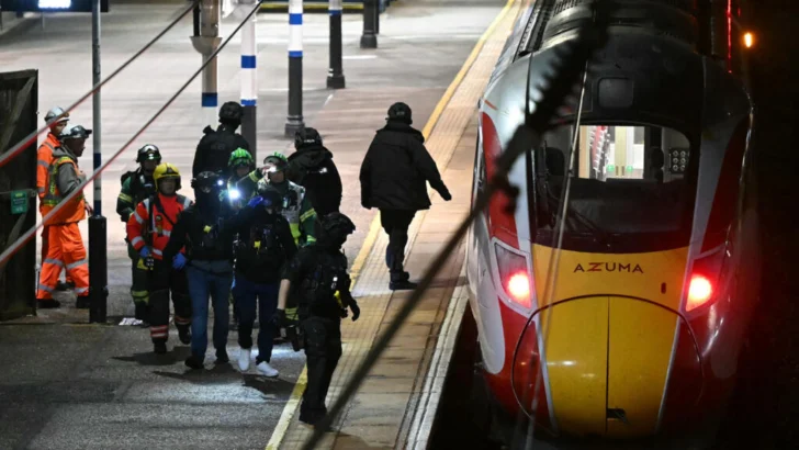 En Inglaterra, un ataque en un tren con arma blanca deja 10 heridos