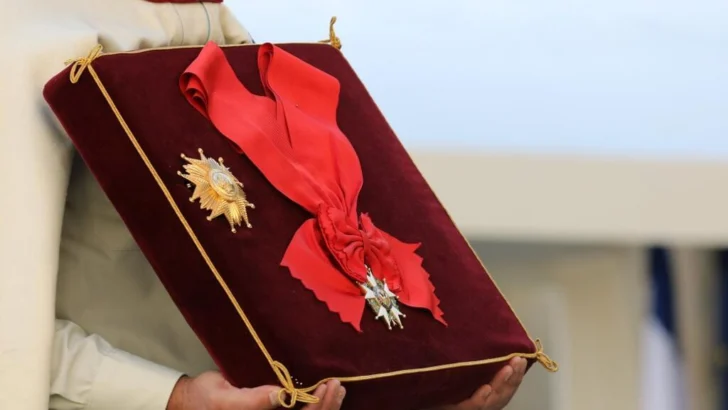 Senadora pide retirar la Legión de Honor a Franco medio siglo después de su muerte