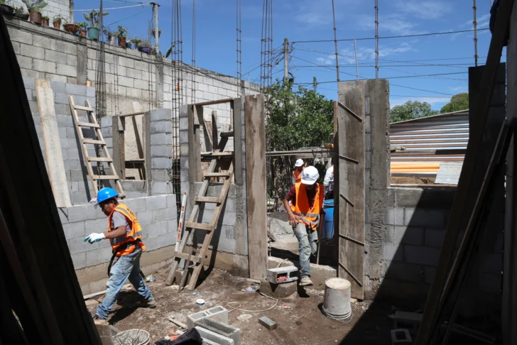  AME9283. CHIMALTENANGO (GUATEMALA), 19/11/2025.- Fotografía del 10 de octubre de 2025 de personas trabajando en una construcción en Chimaltenango (Guatemala). En Honduras, Guatemala, El Salvador, Nicaragua, Costa Rica y Panamá, los seis países de habla hispana del Sistema de la Integración Centroamericana (Sica), que también integra República Dominicana, el déficit supera los 7,7 millones de viviendas así como lo indican datos oficiales, de organismos regionales y de ONG globales recogidos por EFE. EFE/ Mariano Macz