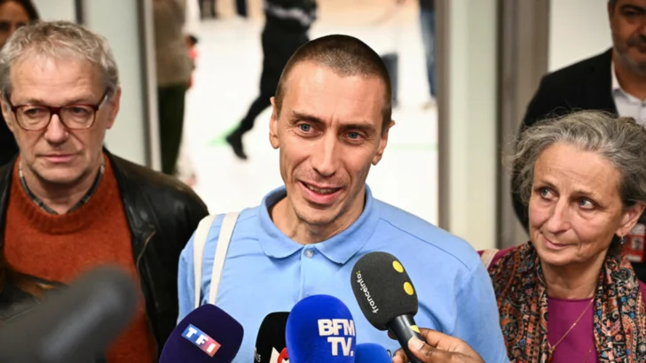 ¡Viva la libertad!, dice Camilo Castro al llegar a Francia tras su detención en Venezuela desde junio