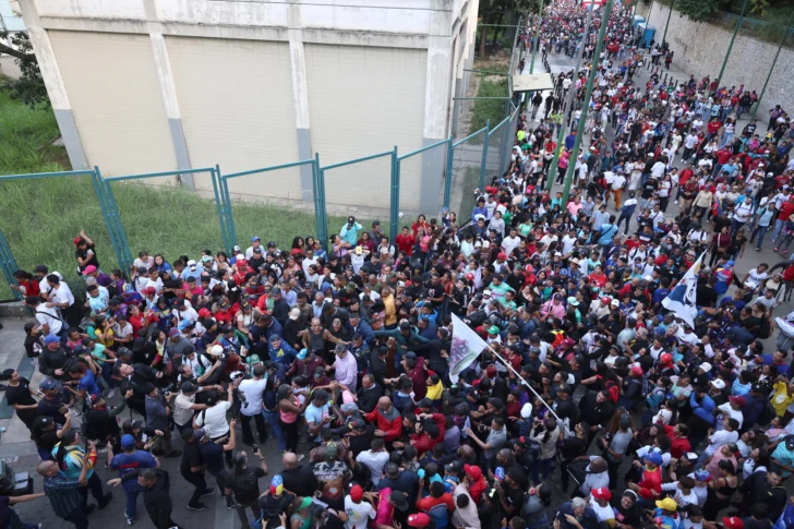  CARACAS (VENEZUELA), 13/11/2025.- Simpatizantes del presidente de Venezuela, Nicolás Maduro, participan en la Gran Marcha de la juventud comunera este jueves, en Caracas (Venezuela). Maduro denunció que en Estados Unidos 