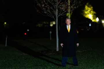  El presidente de Estados Unidos, Donald Trump, camina por el South Lawn de la Casa Blanca antes de abordar el Marine One en Washington D.C., Estados Unidos, el 14 de noviembre de 2025. EFE//ERIC LEE / POOL